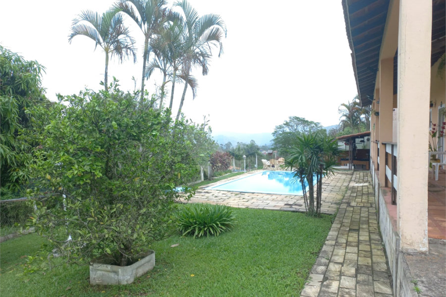 Casa à venda com 4 quartos, sendo 2 suítes, no condomínio Residencial Ypeville, Mairiporã - SP