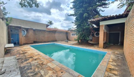 Casa à venda com 3 quartos, sendo 1 suíte,  no Centro, Vinhedo, SP