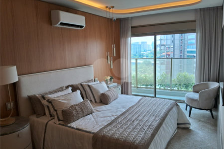 Apartamento à venda com 3 suítes em Moema, São Paulo, SP