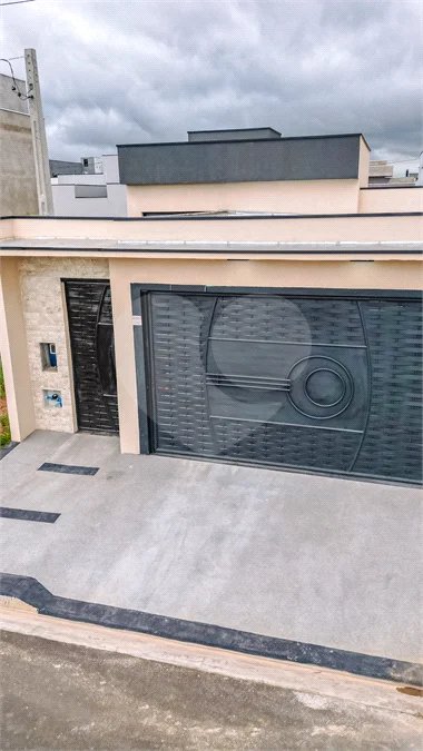 Indaiatuba - Jardim Bom sucesso - Área total: 150m² - Área construída: 115m² - 3 dormitórios sendo 1 suíte com armário planejado;Sala para dois ambientes; Banheiros com box gabinetes e espelhos; Área gourmet com churrasqueira a carvão e móveis planejados; Lavanderia coberta; Ar condicionado na sala
