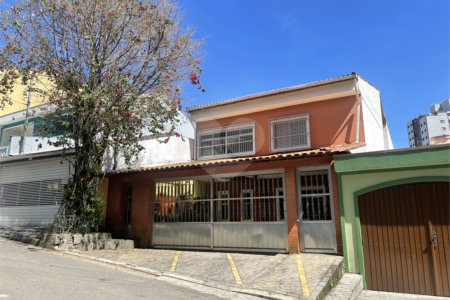 Sobrado à venda com 4 quartos, sendo 1 suíte, em Vila Gilda, Santo André, SP