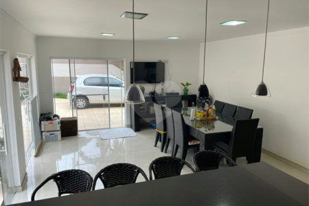 Casa à venda com 3 quartos, sendo 1 suíte, no condomínio Shambala I, Atibaia - SP