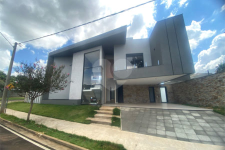Casa à Venda no Condomínio Damha III