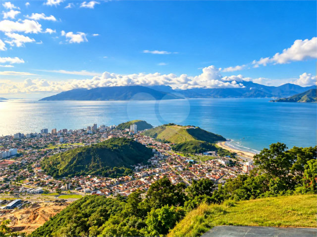 Casa à venda com 3 suítes em Indaiá, Caraguatatuba, SP