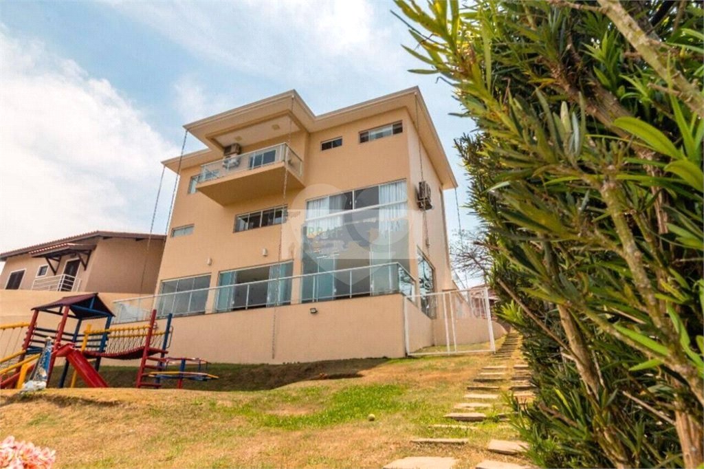 Casa à venda com 3 quartos, sendo 1 suíte, no condomínio Vale do Sol, Bom Jesus dos Perdões - SP