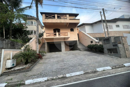 Sobrado à venda ou para alugar com 3 quartos, sendo 2 suítes,  em Arujázinho Iv, Arujá, SP