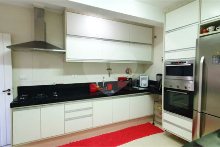 Sobrado à venda com 4 quartos, sendo 3 suítes, em Vila Paulicéia, São Paulo, SP