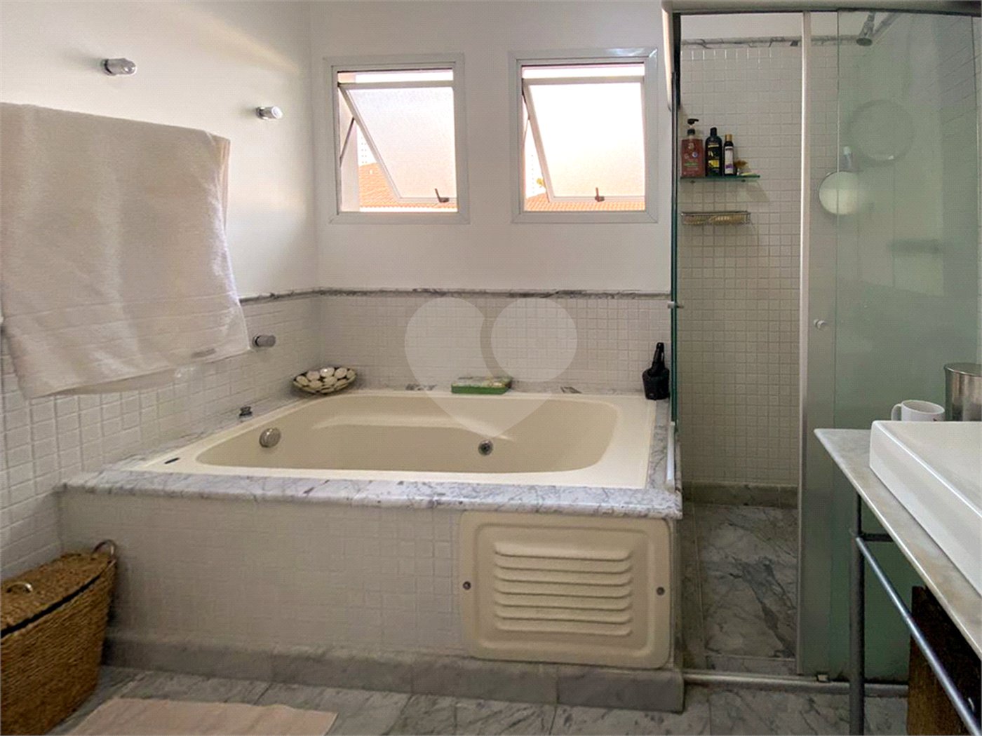 Casa à venda com 4 quartos, sendo 2 suítes, no condomínio Lake Louise, São Paulo - SP