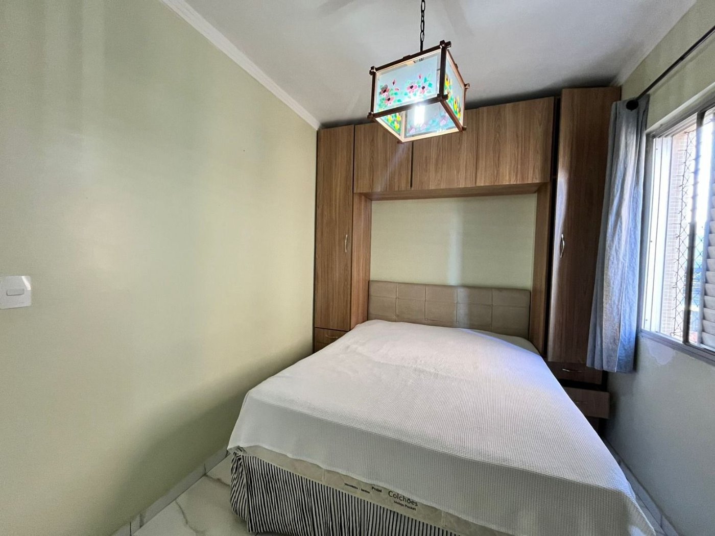 Apartamento 2 dormitórios com vaga de garagem lado praia na Enseada Guarujá