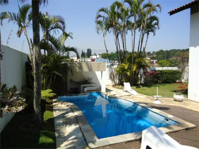 Sobrado à venda com 5 quartos, sendo 3 suítes,  em Chácara Monte Alegre, São Paulo, SP