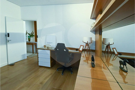 Indaiatuba - SP - Condomínio Helvetia Park - 490 m² Terreno - Sobrado com 307 m² de Área Construída - Escritório com móveis planejados - Sala de estar e jantar ampla e integradas - Cozinha planejada completa, com eletrodomésticos (cooktop, forno, coifa, geladeira, microondas) - Lavanderia