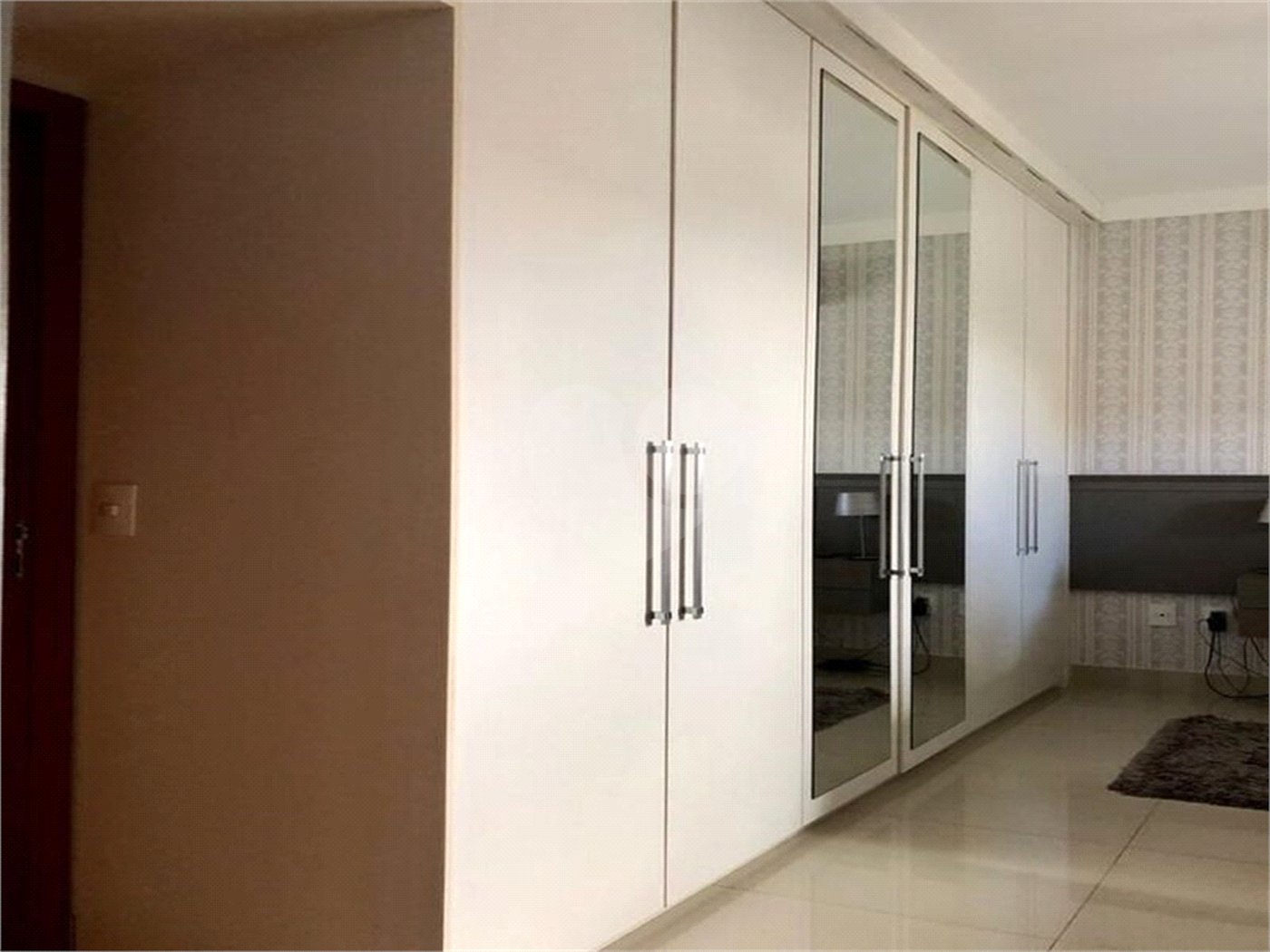 Casa à venda com 4 quartos, sendo 3 suítes, no condomínio Residencial Terra Nobre, Indaiatuba - SP