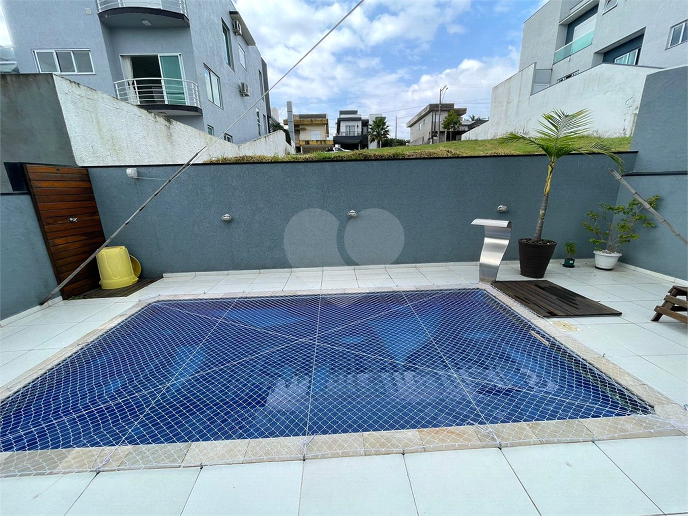 Casa à venda com 1 quarto, sendo 3 suítes, no condomínio Aruã Brisas I, Mogi das Cruzes - SP