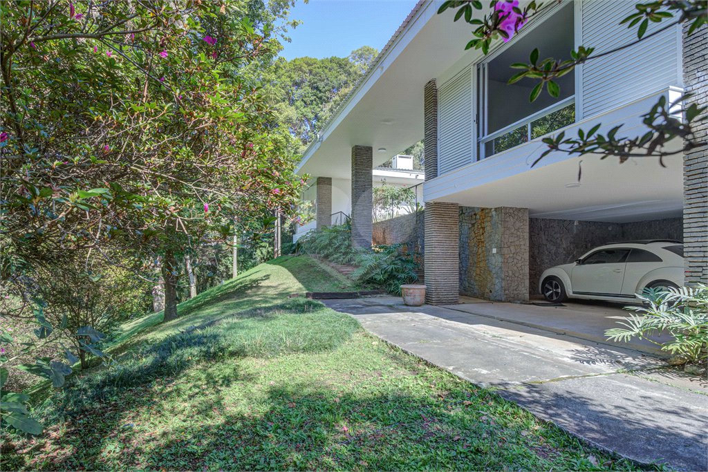 Casa para alugar com 5 quartos, sendo 3 suítes, no condomínio Chácara Flora, São Paulo - SP