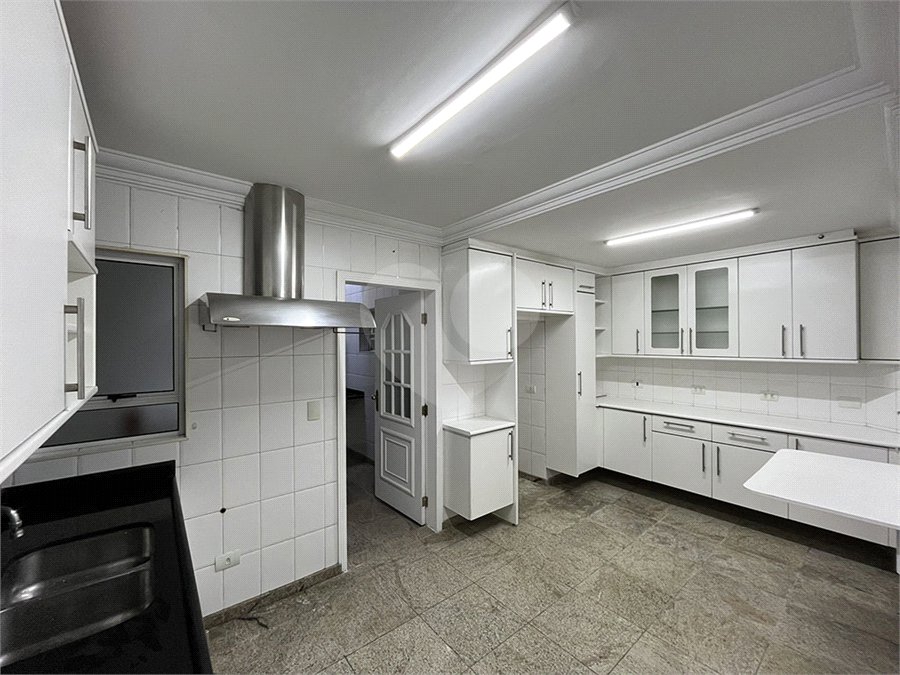 Casa para alugar com 4 quartos, sendo 2 suítes, no condomínio Porto Fino, São Paulo - SP