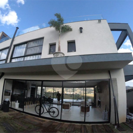Sobrado à venda com 4 quartos, sendo 2 suítes,  no Centro, Joanópolis, SP