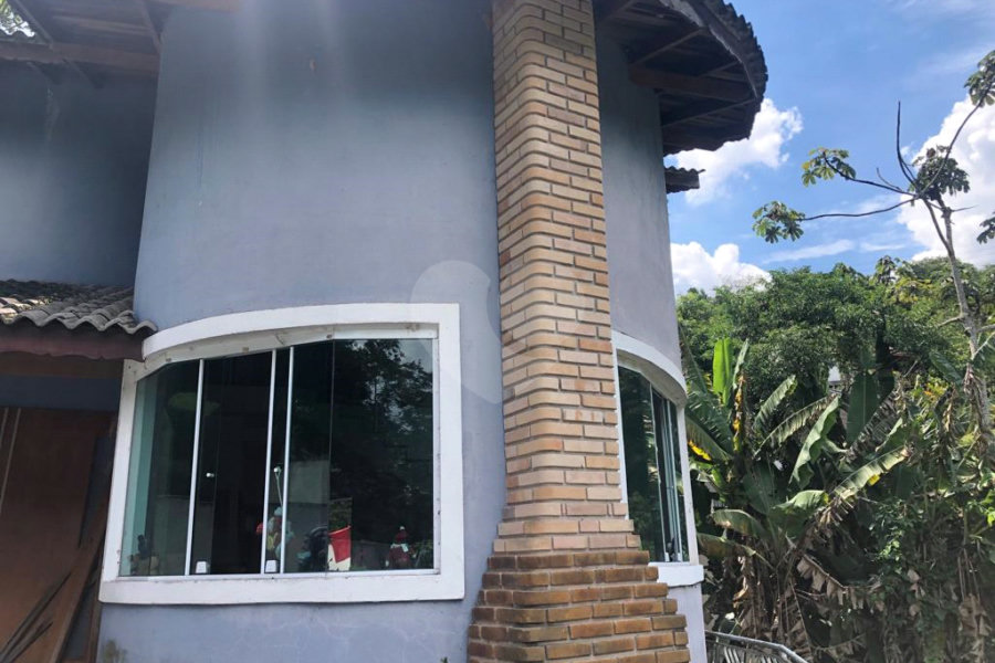 Casa à venda com 3 quartos, sendo 1 suíte, no condomínio Parque Suiça, Caieiras - SP