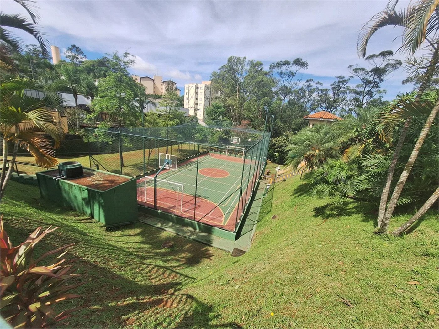 Casa à venda com 5 quartos, sendo 3 suítes, no condomínio Vila Panamericana, São Paulo - SP
