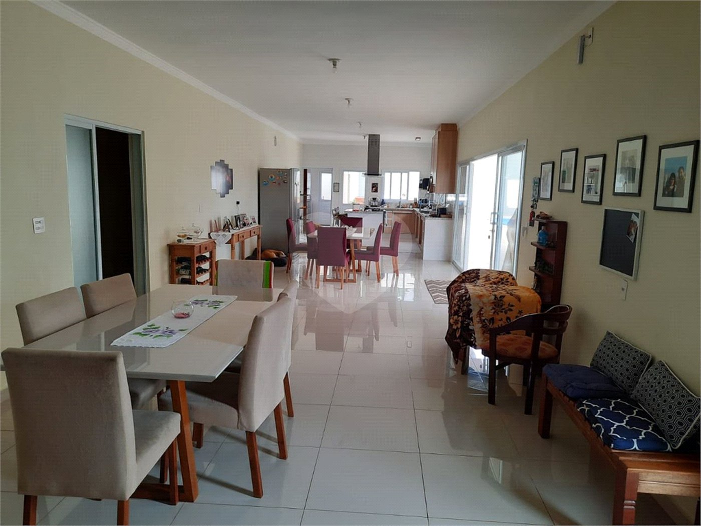 Casa à venda com 4 quartos, sendo 2 suítes, no condomínio Parque das Garças, Atibaia - SP