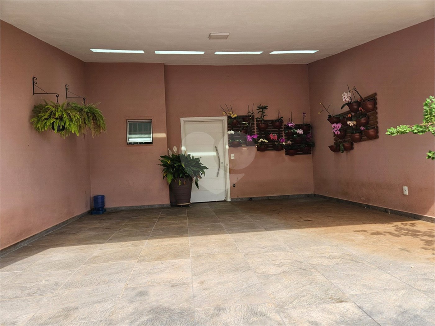 Casa à venda com 4 quartos, sendo 1 suíte,  no condomínio Jardim Shangri-lá, Atibaia - SP
