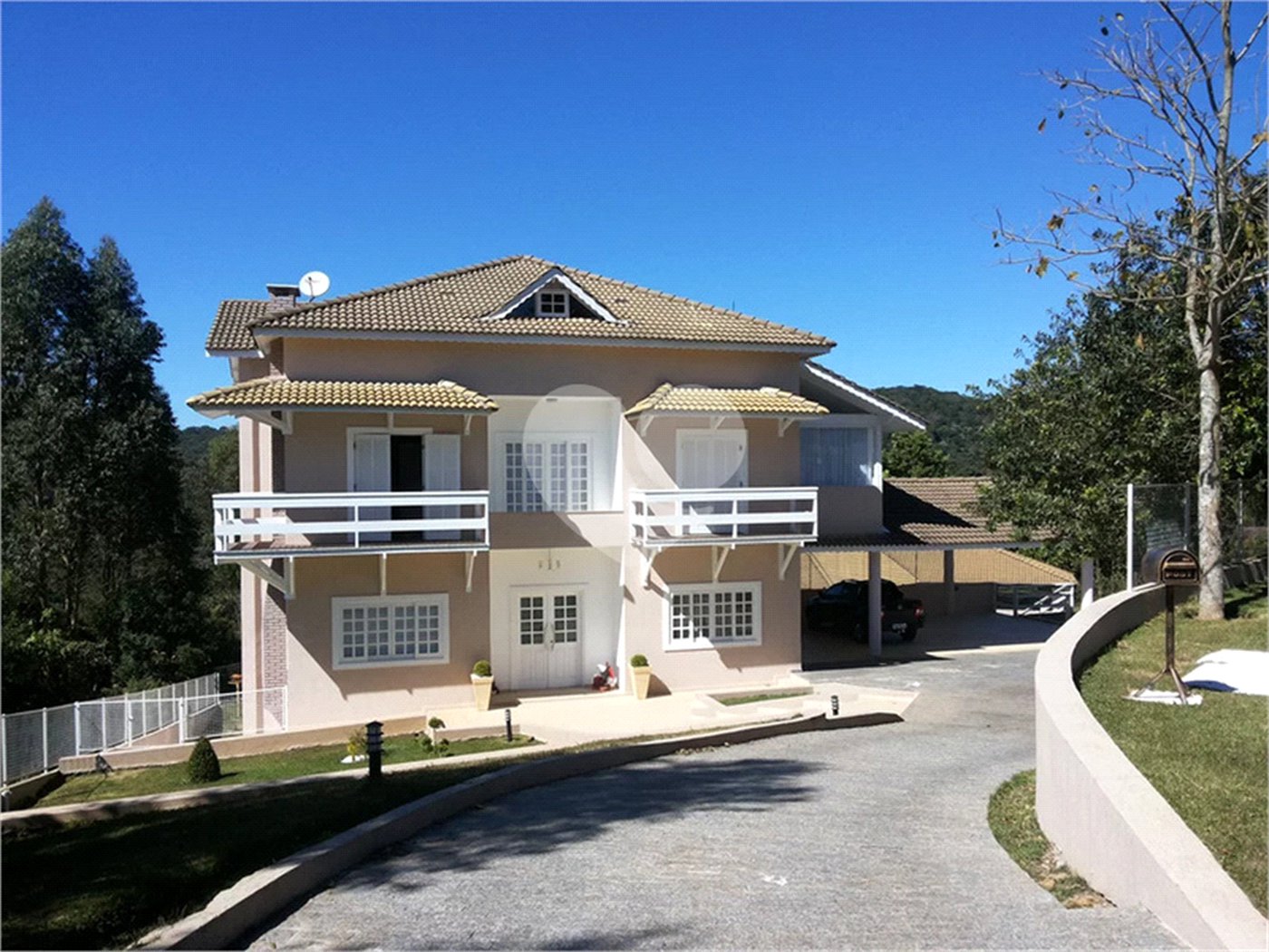 Casa à venda com 4 suítes no condomínio Suíça da Cantareira, Mairiporã - SP