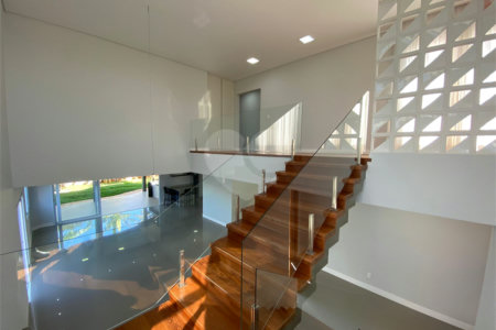 Casa com alto padrão de acabamento para venda no Condomínio Montreal.