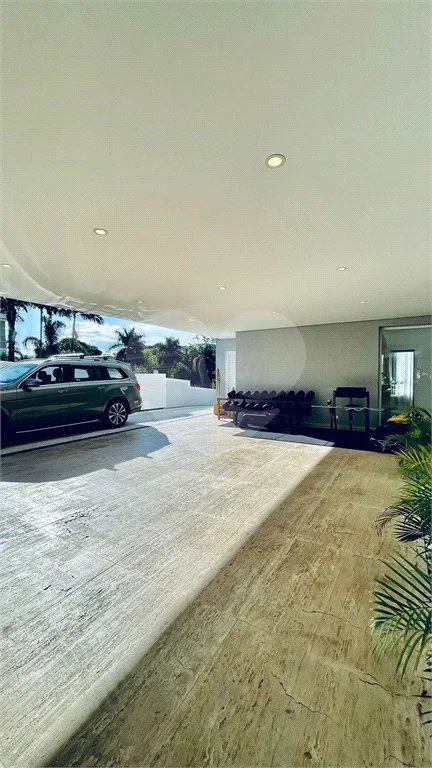 Casa à venda em Tamboré, toda reformada e decorada por arquitetos renomados