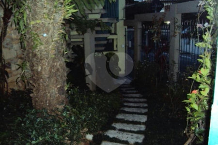 Sobrado à venda com 4 quartos, sendo 2 suítes, em Jardim Peri Peri, São Paulo, SP