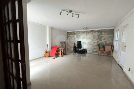 Sobrado à venda com 4 quartos, sendo 1 suíte,  em Vila Cordeiro, São Paulo, SP