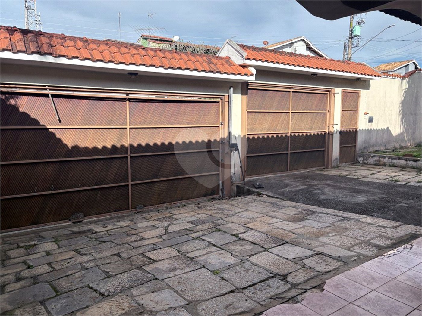 Casa à venda com 4 quartos, sendo 2 suítes,  em Vila Oliveira, Mogi das Cruzes, SP