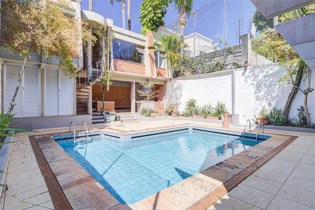 Casa à venda com 5 quartos, sendo 3 suítes, em Alto da Boa Vista, São Paulo, SP
