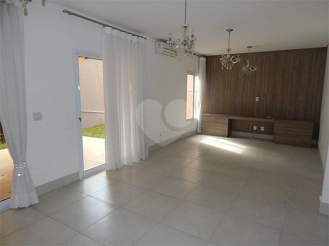 Casa à venda com 3 suítes no condomínio Recanto dos Paturis, Vinhedo - SP