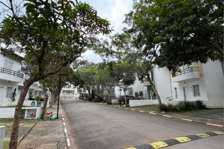 Casa à venda com 3 quartos, sendo 1 suíte, no condomínio New Village, Cotia - SP
