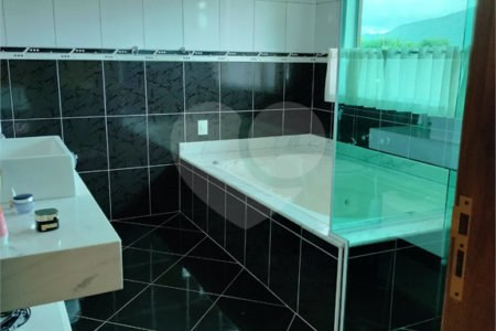 Sobrado à venda com 4 quartos, sendo 2 suítes, em Vila Petrópolis, Atibaia, SP