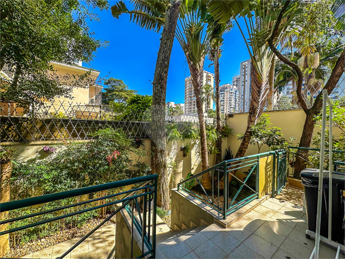 Casa à venda com 5 quartos, sendo 4 suítes, no condomínio Bounganville, São Paulo - SP