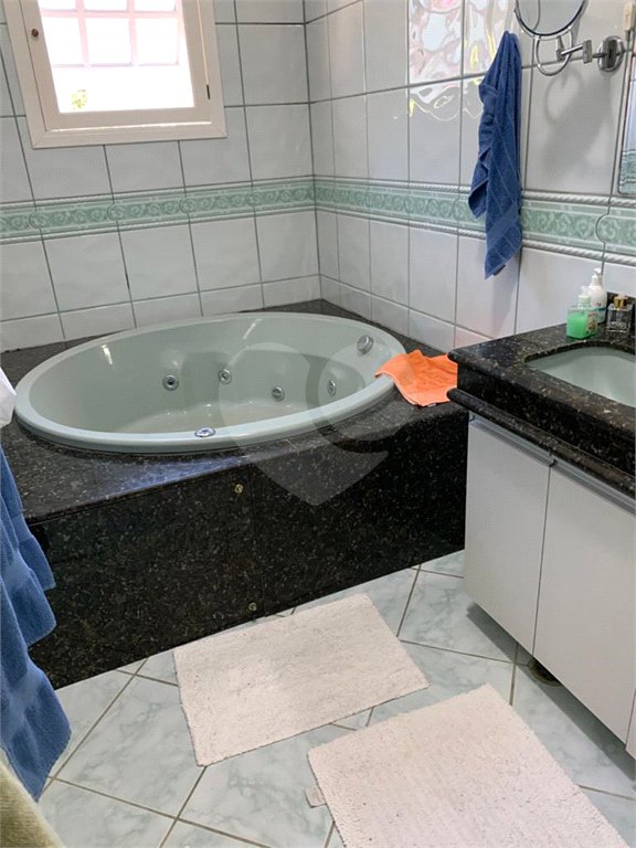 Casa à venda com 5 quartos, sendo 2 suítes, no condomínio Capela do Barreiro, Itatiba - SP