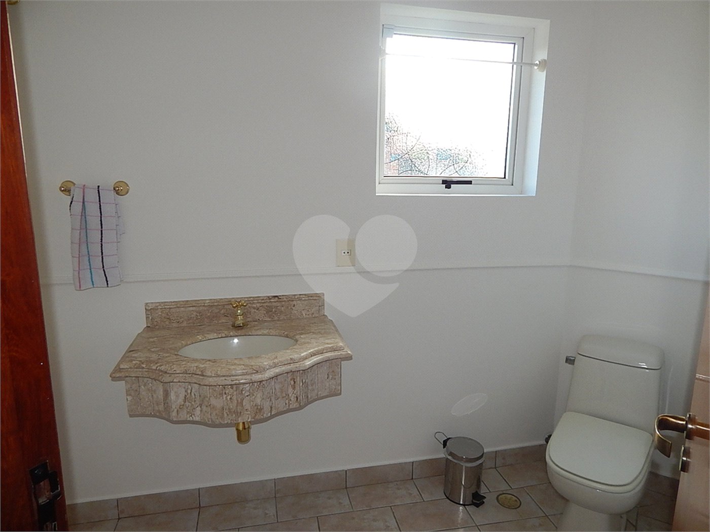Casa à venda com 3 quartos, sendo 1 suíte, no condomínio Alpes de Vinhedo, Vinhedo - SP