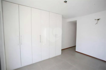 Casa à venda com 4 quartos, sendo 3 suítes, no condomínio Lícia de Alvarenga, Rio de Janeiro - RJ