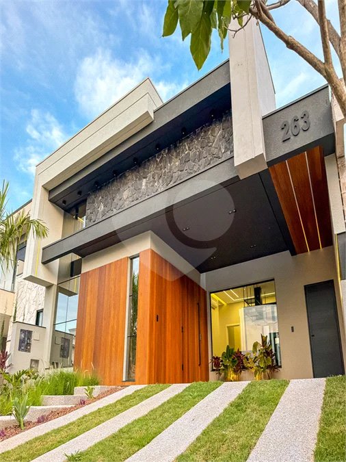 Indaiatuba - Condominio Sapezal - R$ 2.400.000,00 - Área Total 360,00 m² - Área Construída 213,32 m² - TÉRREA - 03 suítes sendo a master com closet; - Escritório; Lavabo; Cozinha com cooktop e planejados; Gourmet com churrasqueira; Ambientes preparados para ar condicionado; Piscina com cascata,