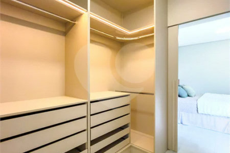 Casa Térrea – Condomínio Maria Cândida - 300 m² de terreno - 212 m² de área construída - 4 vagas de garagem, sendo 2 cobertas - Sala de jantar e estar integradas, com pé-direito duplo e cortina - 3 suítes com ar-condicionado, sendo 1 master com closet – planejado – Roupeiro – Escritório - Cozinha