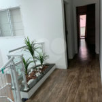 Sobrado com 3 quartos e garagem para 5 veículos.