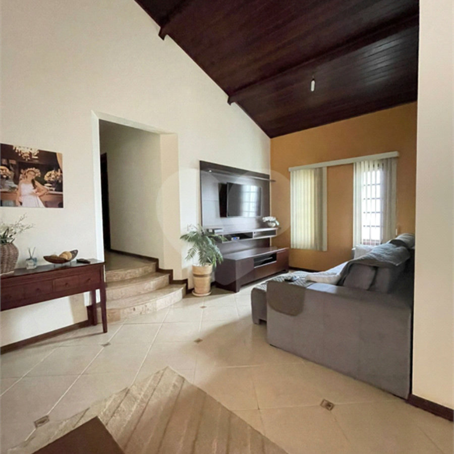 Linda casa térrea com 3 quartos sendo duas com suíte e uma com banheira de hidromassagem.
