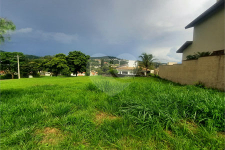 Lindo terreno de 450m², localizado no Condomínio Vilaggio Caprirccio