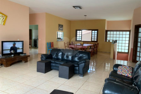 Casa ampla à venda no Vale das Flores em Atibaia
