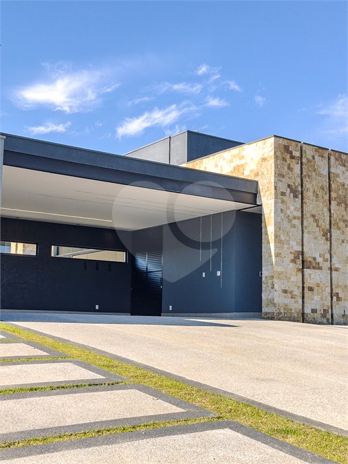 Indaiatuba - Quintas da Terracota - 1252 m² de terreno - casa térrea com 514 m² de área construída -3 vagas de garagem cobertas e 3 descobertas Lavabo - Sala de estar e jantar amplas e integradas - Escritório privativo - Cozinha toda equipada com geladeira, forno, micro-ondas, lava-louças,
