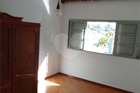 Linda casa no centro com 3 quartos.