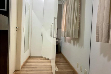 Apartamento de 03 dormitórios sendo 1 suíte e 02 vagas de garagem.