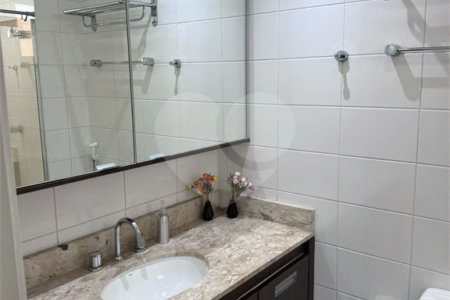 O Seu Apartamento Exclusivo: 74 m² Reformados ao Lado do Ibirapuera!