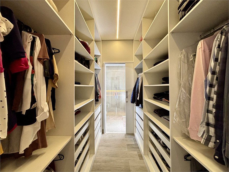 Indaiatuba - Sp - Condominio Maria Candida - R$ 2.250.000,00 - 3 suítes, sendo 1 master com closet e banheiro com duas cubas e dois chuveiros - Escritório - Piscina em Alvenaria aquecida e Hidro com Iluminação - Ar Condicionado instalado em todos os quartos, escritorio, sala e area gourmet