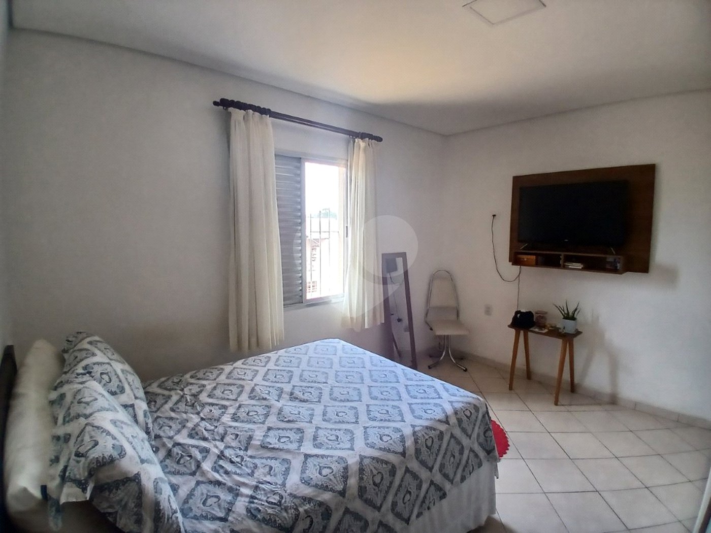 Casa Assobradada à Venda – Isolada | Quintal | Edícula